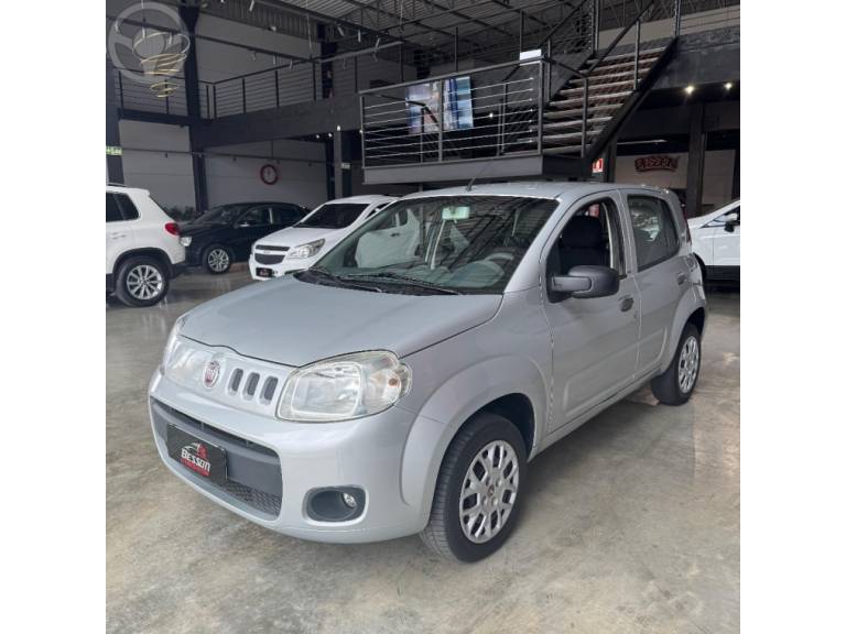 FIAT - UNO 1.0 EVO VIVACE 8V FLEX 4P MANUAL - 2013/2014 - PRATA - R$ 35.900,00