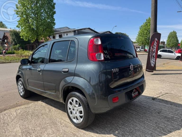 FIAT - UNO 1.0 EVO VIVACE 8V FLEX 4P MANUAL - 2013/2014 - CINZA - R$ 35.900,00