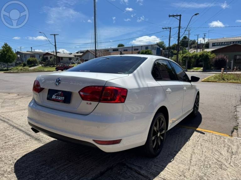 VOLKSWAGEN - JETTA 2.0 COMFORTLINE FLEX 4P TIPTRONIC - 2012/2013 - BRANCA - R$ 68.900,00