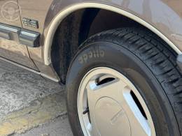 VOLKSWAGEN - SANTANA 2.0 GLS 8V 2P MANUAL - 1988/1989 - MARROM - R$ 35.000,00