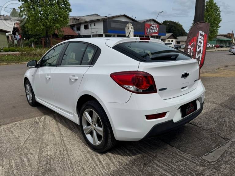 CHEVROLET - CRUZE 1.8 LT SPORT6 16V FLEX 4P MANUAL - 2015/2015 - BRANCA - R$ 68.900,00